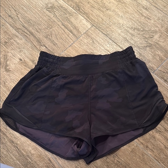 Lululemon hotty hot shorts black camo size 6 - Picture 1 of 4